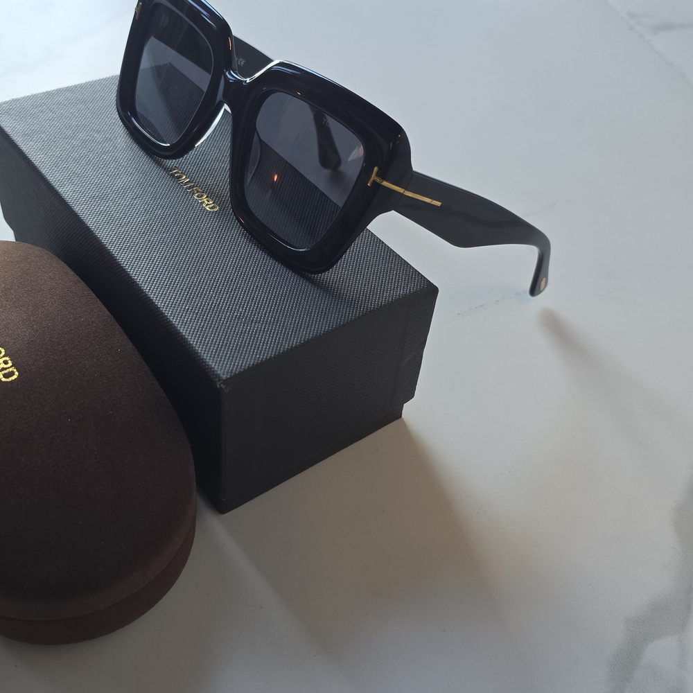 Tom Ford Black and Gold Square Sunglasses - Picture 4 of 7